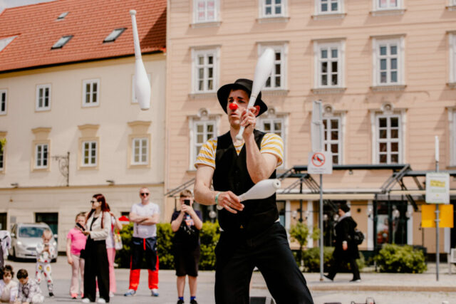 Marijan Raunikar als Bohumil zeigt seine Clownerie, Jonglage und physisches Theater in „Bohumils Sakko“.