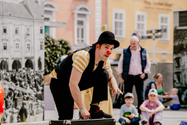 Marijan Raunikar als Bohumil zeigt seine Clownerie, Jonglage und physisches Theater in „Bohumils Sakko“.