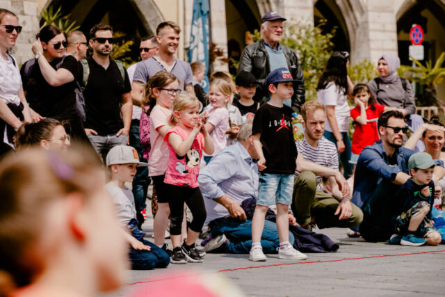 Das Publikum folgt Bohumils Bewegungen – ein stiller Dialog zwischen Bühne und Menschen.