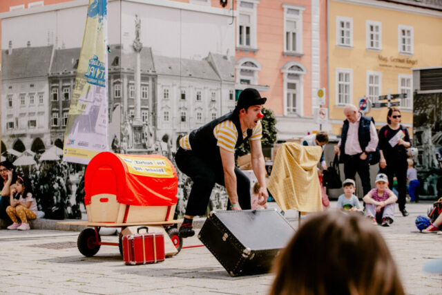 Marijan Raunikar als Bohumil zeigt seine Clownerie, Jonglage und physisches Theater in „Bohumils Sakko“.