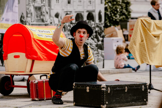 Marijan Raunikar als Bohumil zeigt seine Clownerie, Jonglage und physisches Theater in „Bohumils Sakko“.