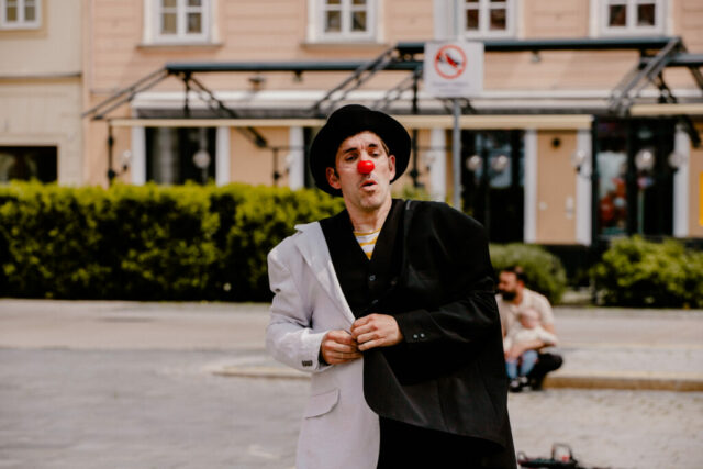 Marijan Raunikar als Bohumil zeigt seine Clownerie, Jonglage und physisches Theater in „Bohumils Sakko“.